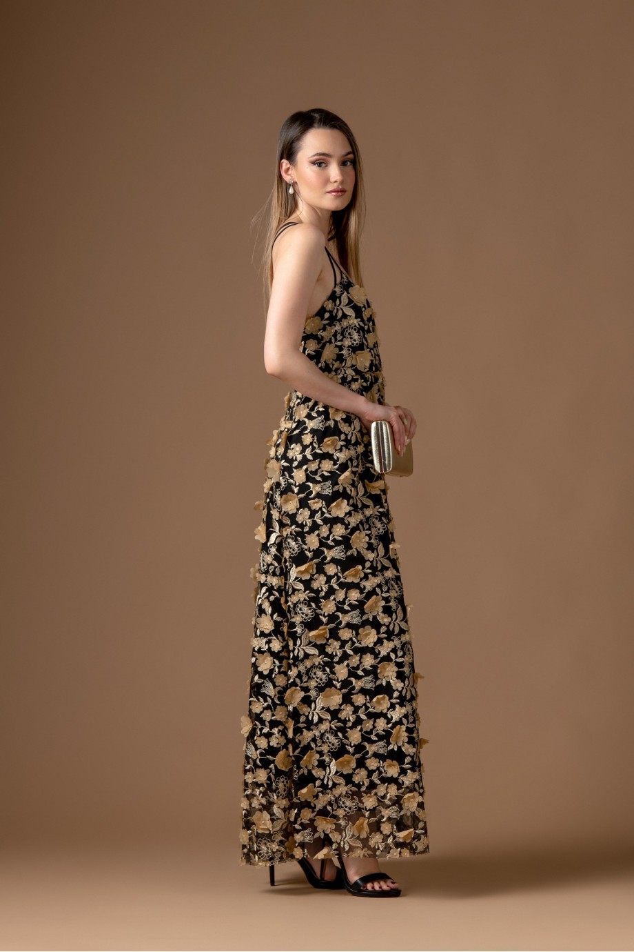 Μακρύ μαύρο φόρεμα με χρυσά κεντήματα λουλουδιών