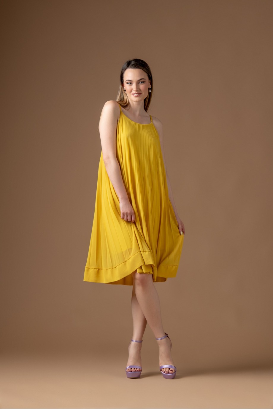 Κοντό πλισσέ κίτρινο φόρεμα