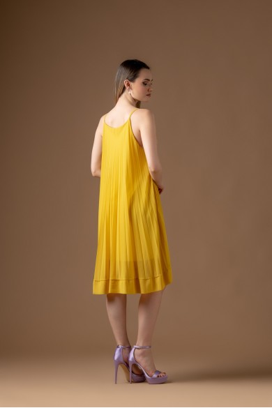 Κοντό πλισσέ κίτρινο φόρεμα Κοντό πλισσέ κίτρινο φόρεμα