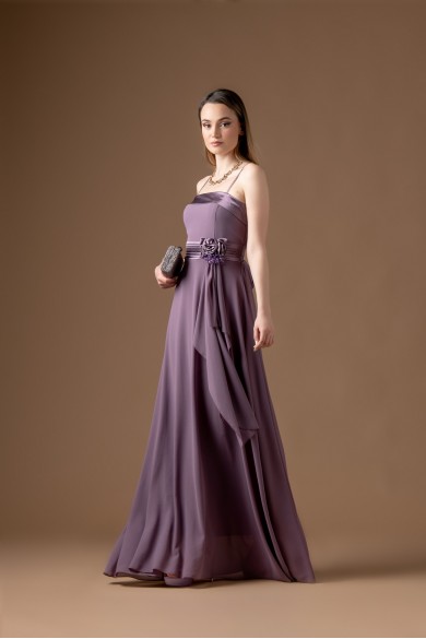 Μακρύ λιλά φόρεμα από μουσελίνα Μακρύ λιλά φόρεμα από μουσελίνα