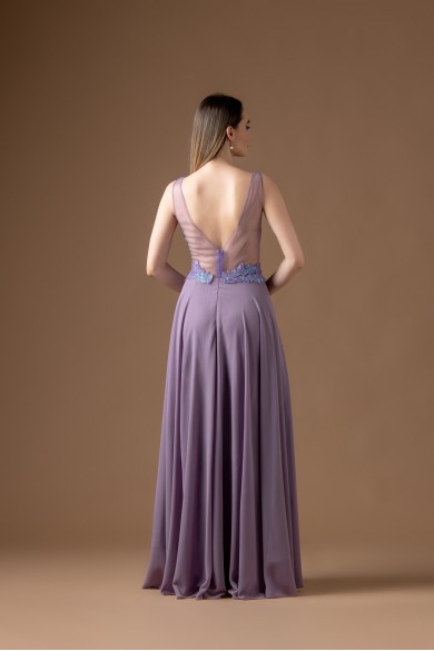 Μακρύ λιλά φόρεμα με κεντημένο μπούστο Μακρύ λιλά φόρεμα με κεντημένο μπούστο