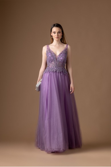 Μακρύ λιλά φόρεμα με εντυπωσιακό κέντημα στο μπούστο