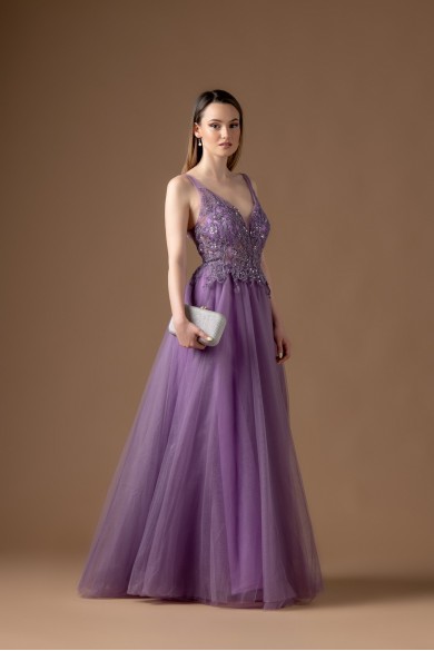 Μακρύ λιλά φόρεμα με εντυπωσιακό κέντημα στο μπούστο Μακρύ λιλά φόρεμα με εντυπωσιακό κέντημα στο μπούστο