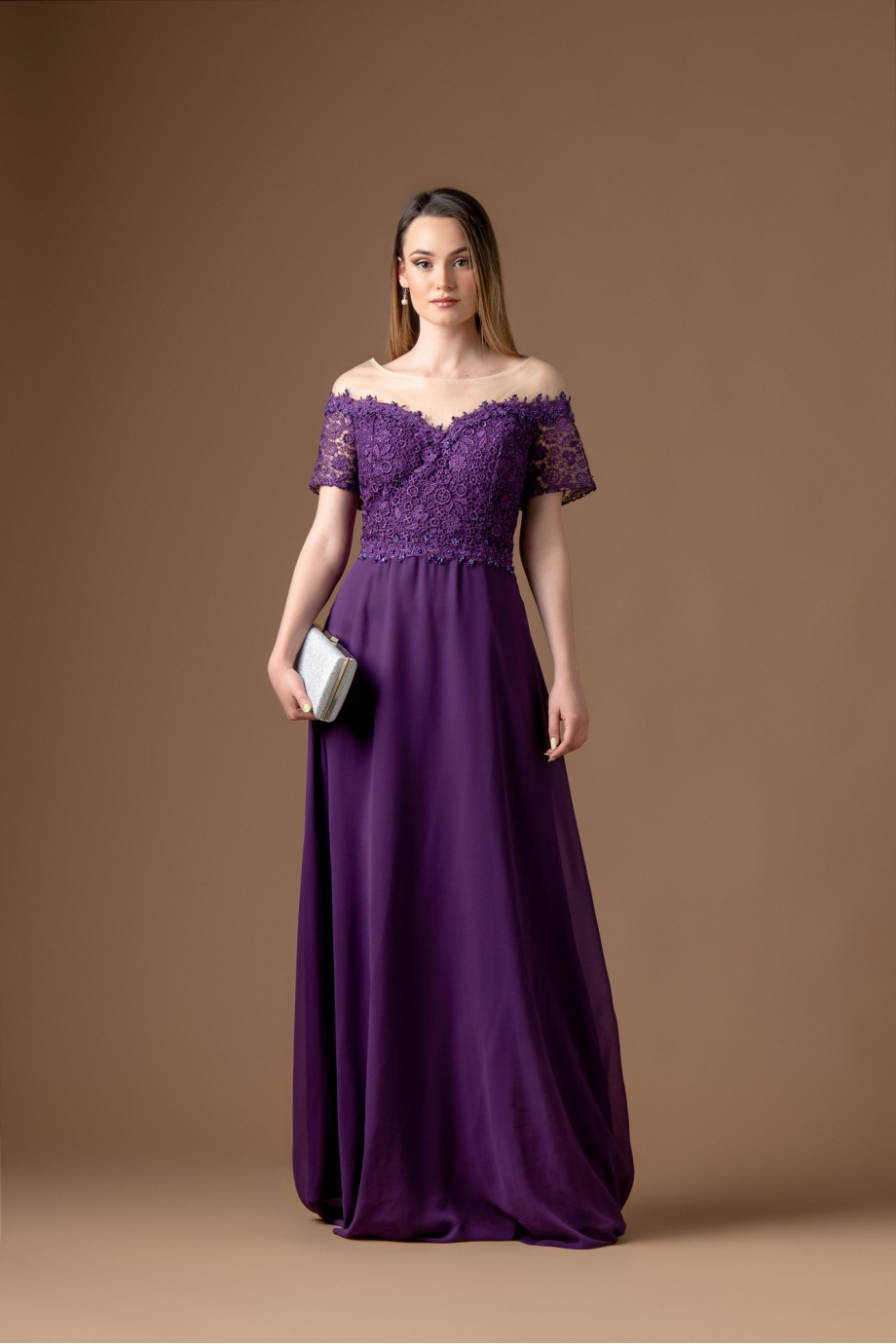 Μακρύ μοβ φόρεμα με δαντέλα 