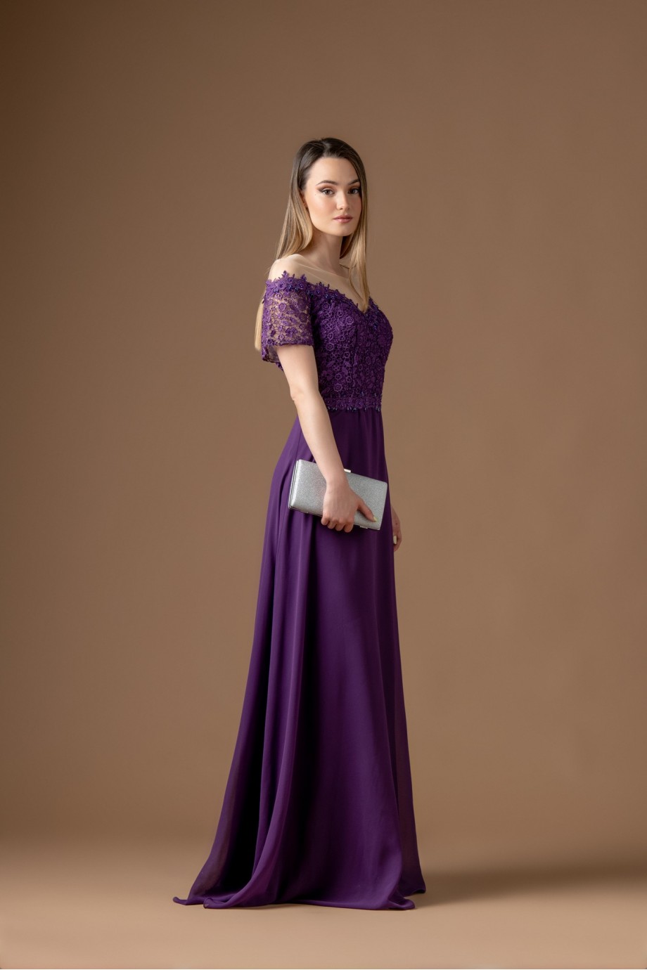 Μακρύ μοβ φόρεμα με δαντέλα 