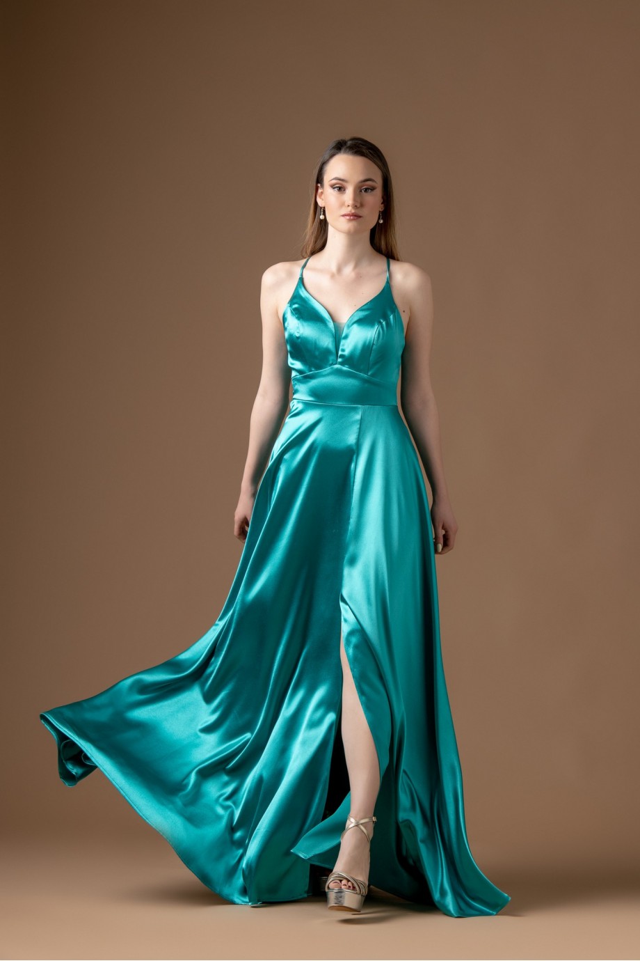 Μακρύ πράσινο σατέν φόρεμα με σκίσιμο 