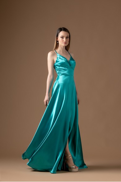 Μακρύ πράσινο σατέν φόρεμα με σκίσιμο Μακρύ πράσινο σατέν φόρεμα με σκίσιμο