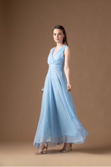 Μακρύ τούλινο φόρεμα με ανοιχτή πλάτη σιέλ