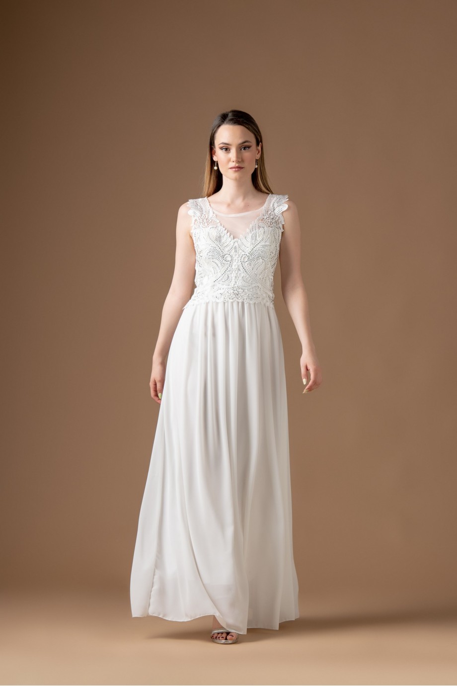 Μακρύ λευκό νυφικό φόρεμα 