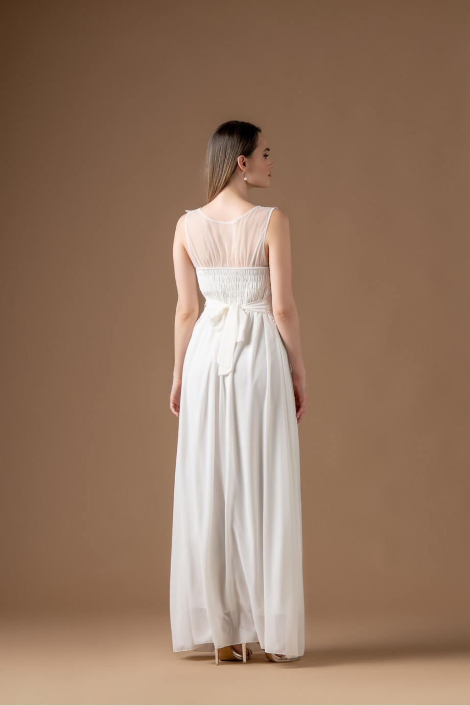 Μακρύ λευκό νυφικό φόρεμα 