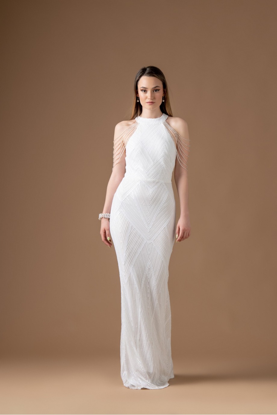 Μακρύ λευκό νυφικό φόρεμα εφαρμοστό με λευκές παγέτες 