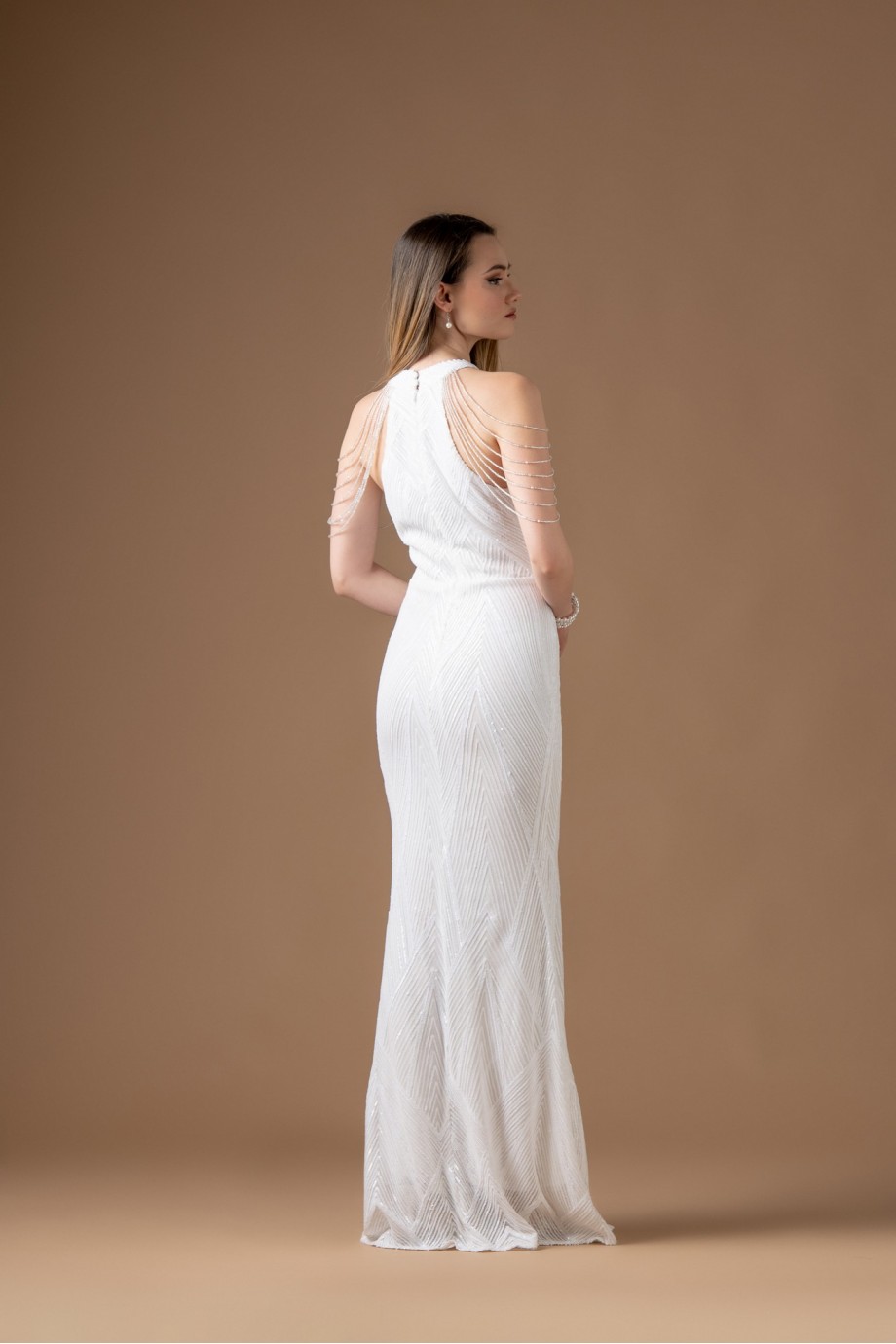 Μακρύ λευκό νυφικό φόρεμα εφαρμοστό με λευκές παγέτες 