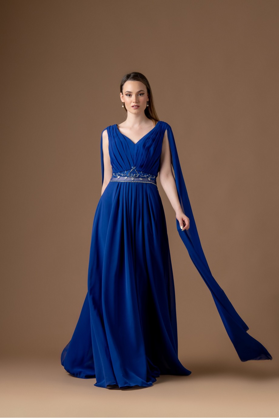Μακρύ μπλε ηλεκρτρίκ φόρεμα με ιδιαίτερα μανίκια