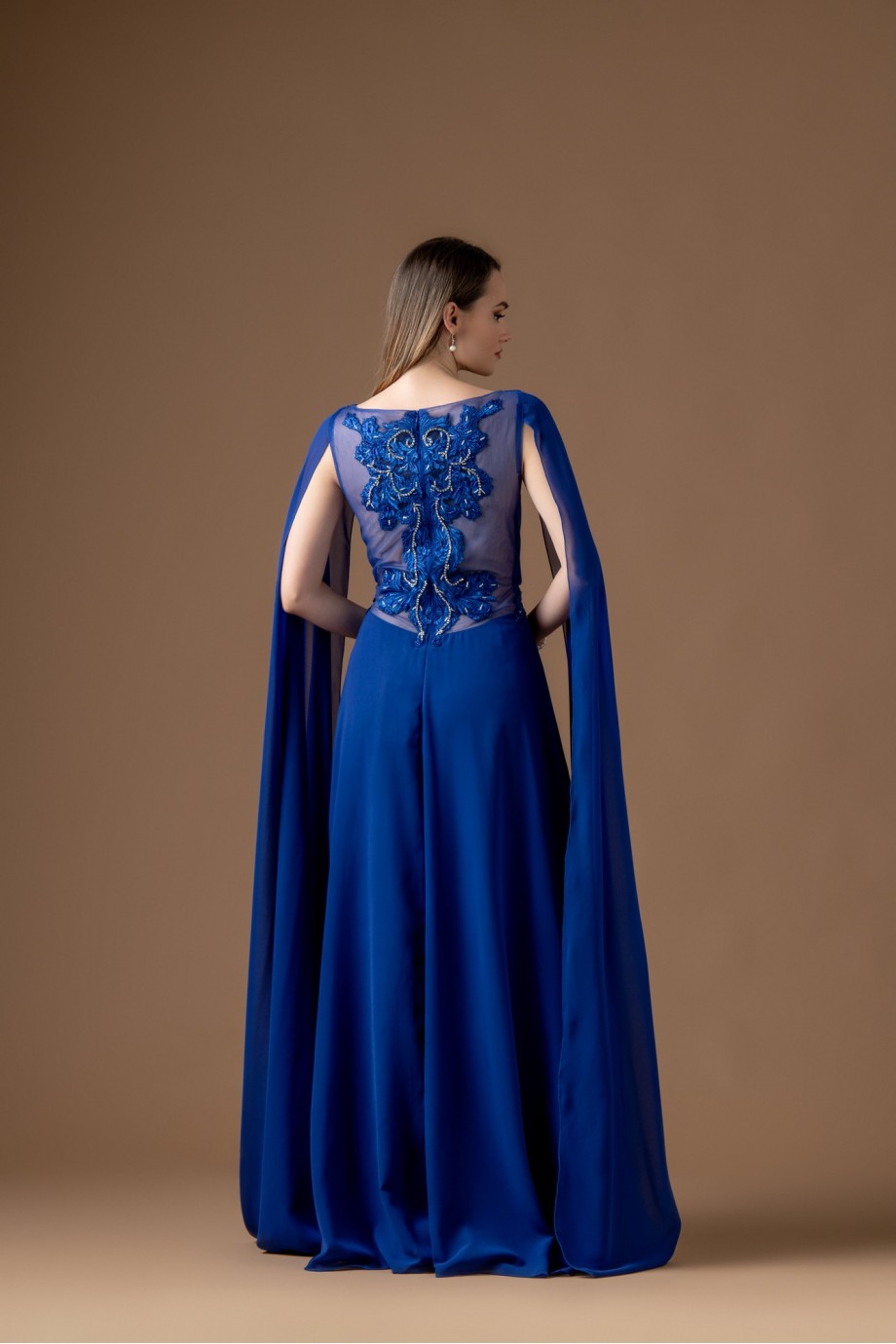 Μακρύ μπλε ηλεκρτρίκ φόρεμα με ιδιαίτερα μανίκια