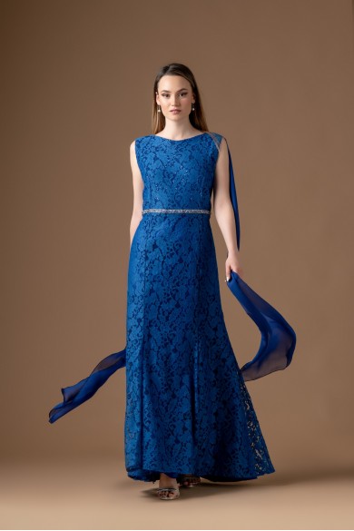 Μακρύ γοργονέ φόρεμα από δαντέλα σε μπλε ηλεκτρικ με ζώνη στρας