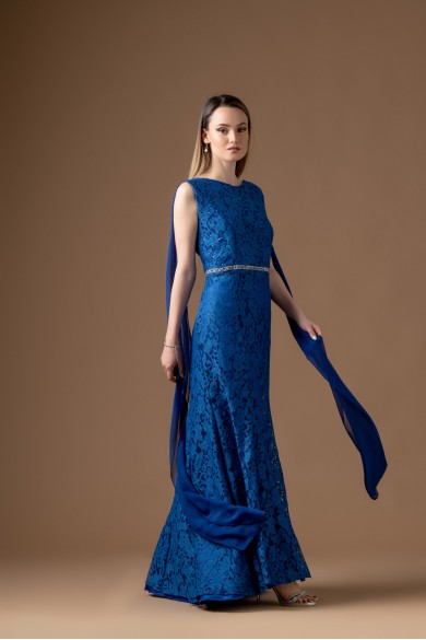 Μακρύ γοργονέ φόρεμα από δαντέλα σε μπλε ηλεκτρικ με ζώνη στρας