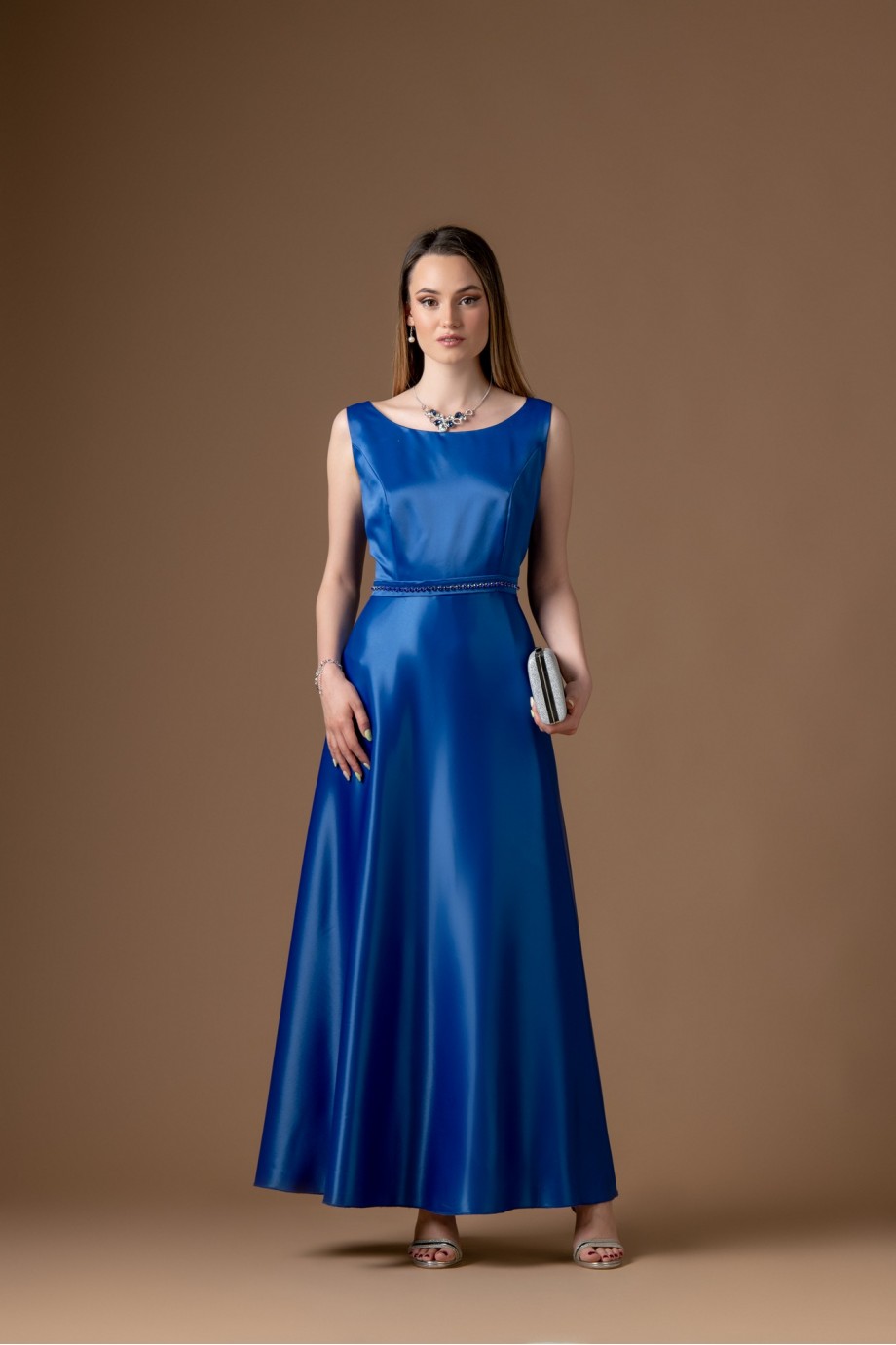 Μακρύ σατέν μπλε σκούρο φόρεμα