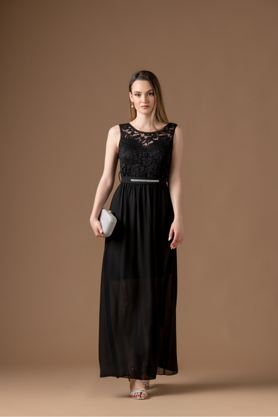 Μακρύ μαύρο φόρεμα με δαντέλα στο μπούστο 