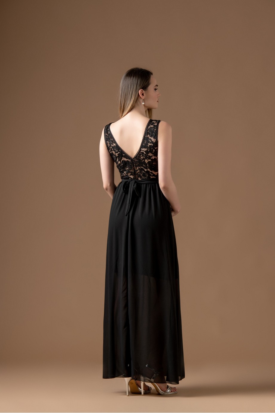 Μακρύ μαύρο φόρεμα με δαντέλα στο μπούστο 