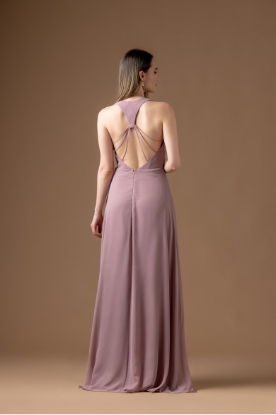Μακρύ λιλά φόρεμα με πλίσσε στο μπούστο και ντεκολτέ Μακρύ λιλά φόρεμα με πλίσσε στο μπούστο και ντεκολτέ