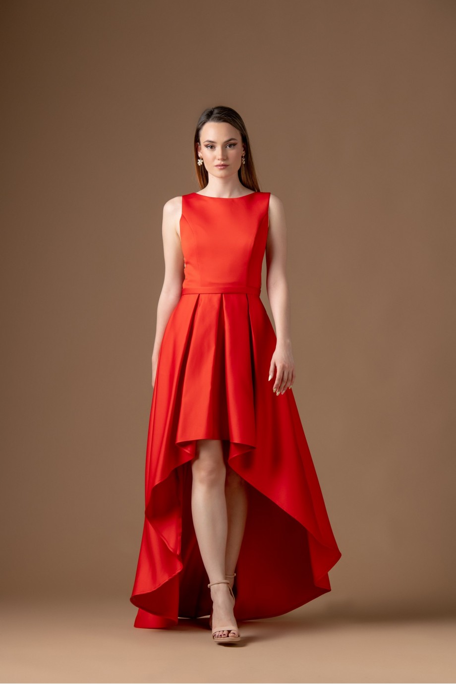 Μακρύ κόκκινο σατέν φόρεμα με λαιμόκοψη