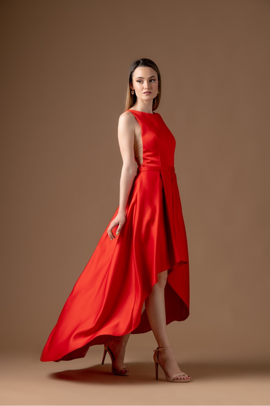 Μακρύ κόκκινο σατέν φόρεμα με λαιμόκοψη