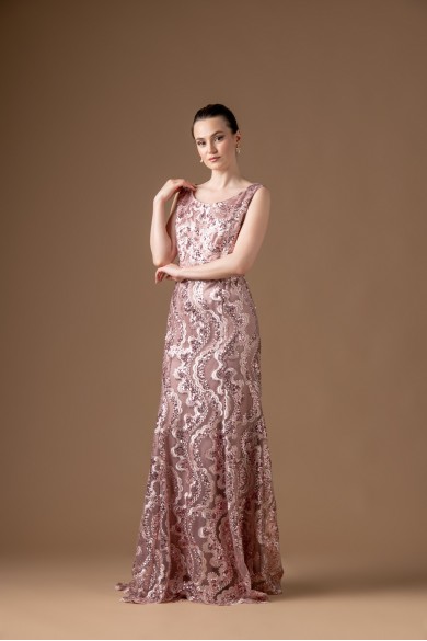 Μακρύ nude φόρεμα όλο δαντέλα Μακρύ nude φόρεμα όλο δαντέλα