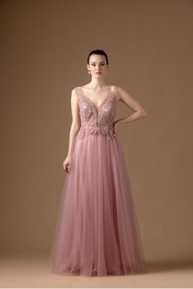 Μακρύ nude φόρεμα το μπούστο του φορέματος είναι απο δαντέλα