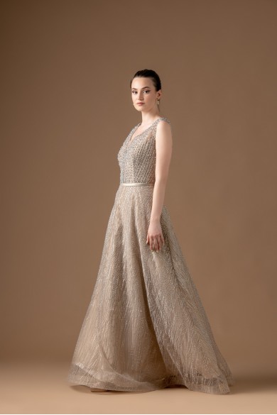 Μακρύ μπεζ χρυσό φόρεμα από οργαντζα κεντημένο Μακρύ μπεζ χρυσό φόρεμα από οργαντζα κεντημένο