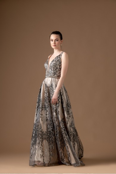 Μακρύ μπεζ φόρεμα από οργατζα με μαύρα χρυσά λουλούδια Μακρύ μπεζ φόρεμα από οργατζα με μαύρα χρυσά λουλούδια