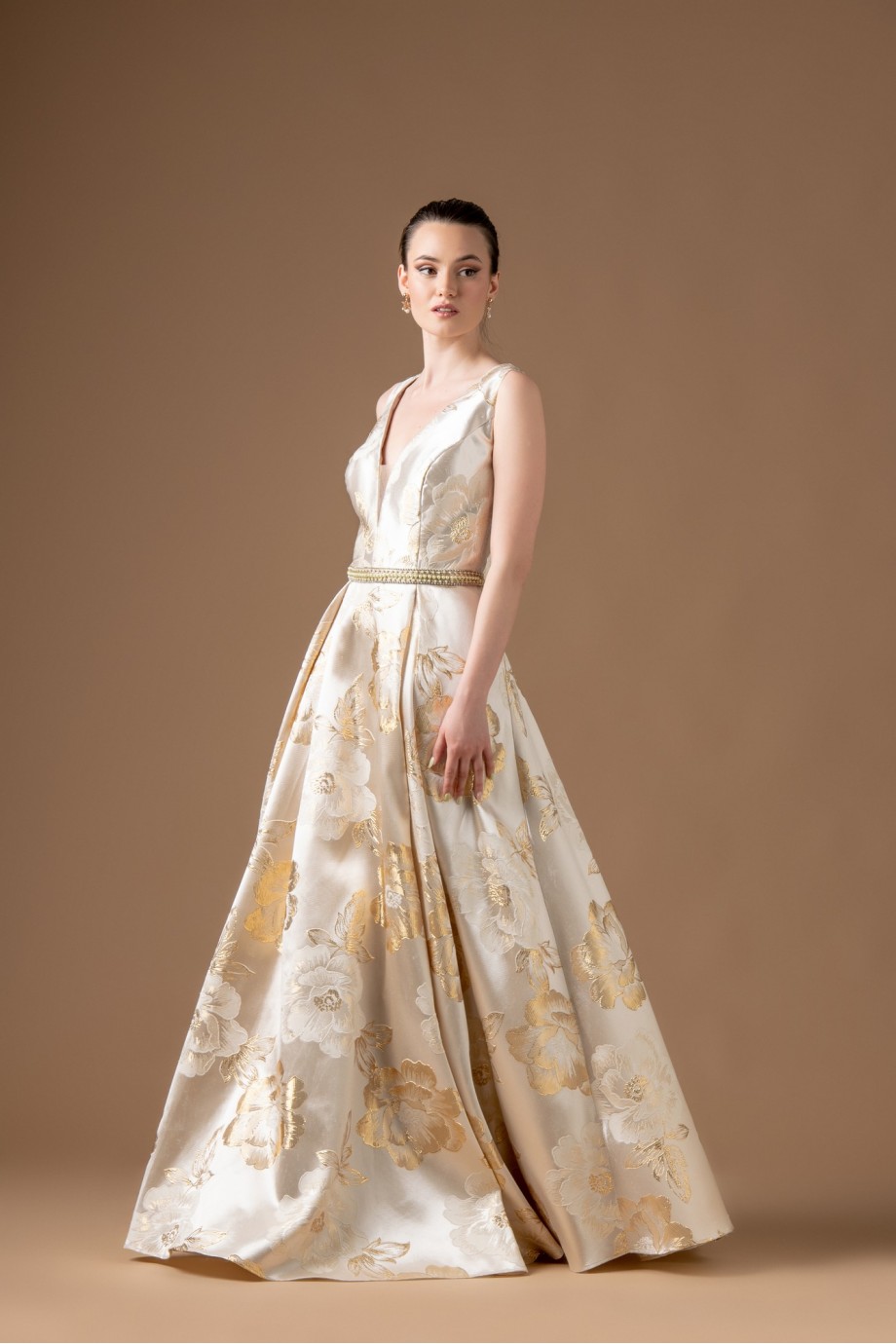 Μακρύ εκρου φόρεμα με μεγάλα χρυσά και λευκά λουλούδια