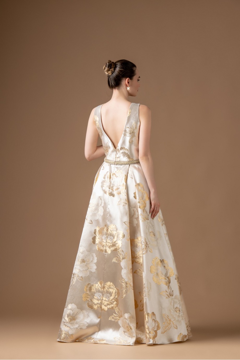 Μακρύ εκρου φόρεμα με μεγάλα χρυσά και λευκά λουλούδια