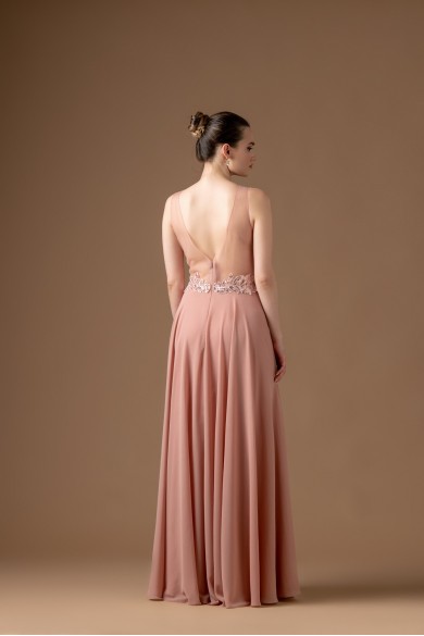 Μακρύ nude φόρεμα απο μουσελινα με δαντελα 