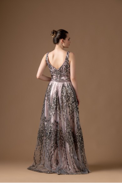 Μακρυ μπεζ λιλα φορεμα με μαυρα λουλουδια απο οργαντζα Μακρυ μπεζ λιλα φορεμα με μαυρα λουλουδια απο οργαντζα