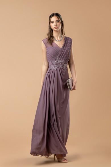 Μακρύ φόρεμα σε λιλά απόχρωση με πλισέ στο μπούστο