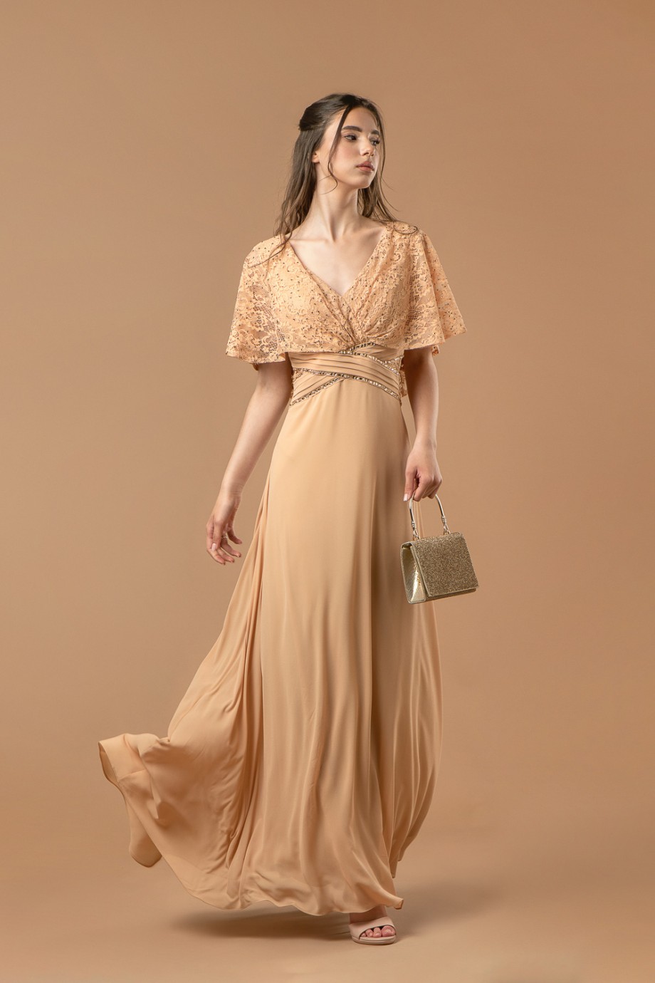 Μακρύ χρυσό φόρεμα με ντεκολτέ και μπολερό