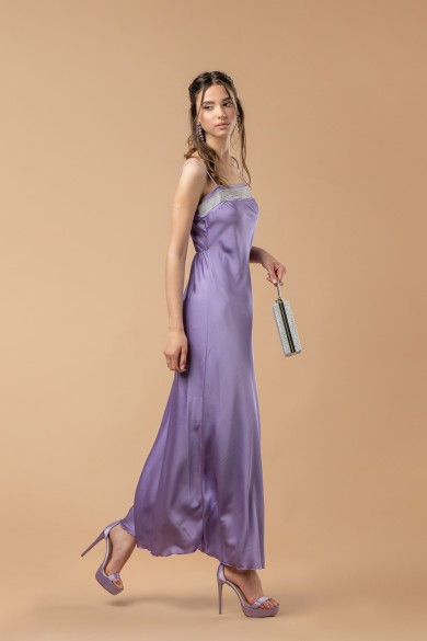 Μακρύ λιλά σατέν φόρεμα