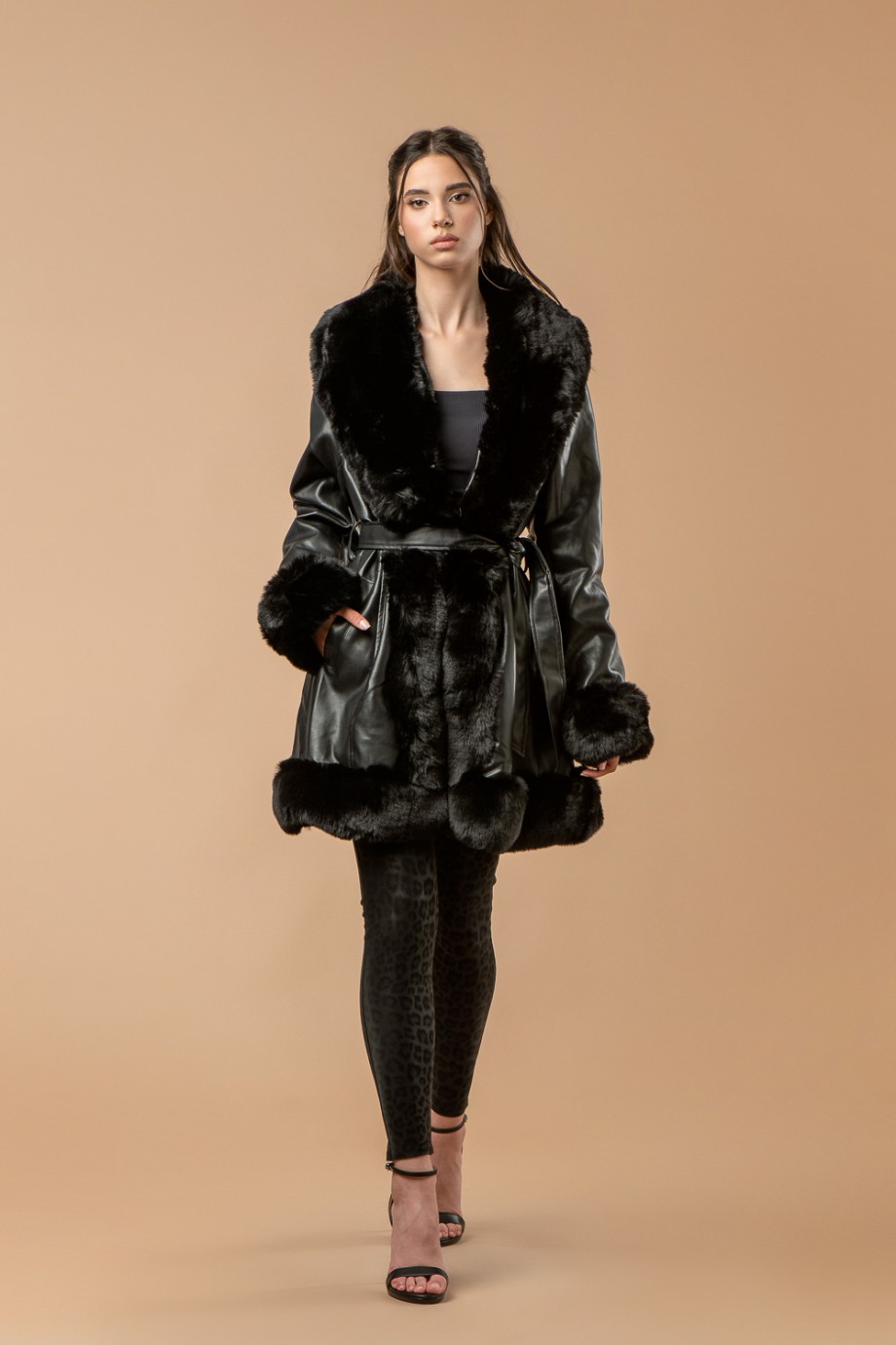 Μακρύ μαύρο παλτό από δερματίνη και συνθετική γούνα