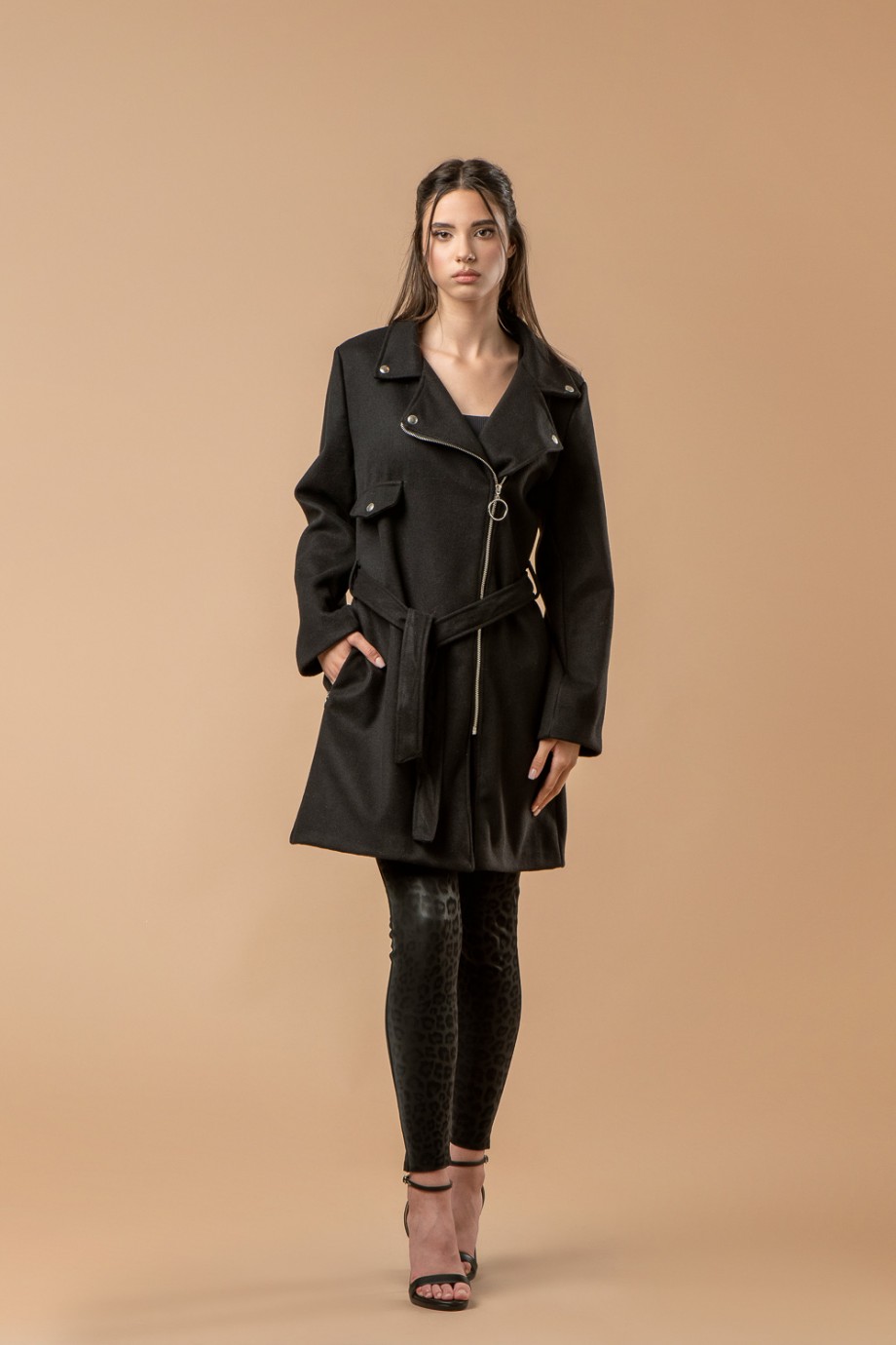 Μακρύ μαύρο παλτό με φερμουάρ