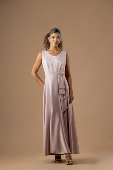 Σατέν nude ροζ φόρεμα με κλος φούστα και διακριτική λεπτομέρεια