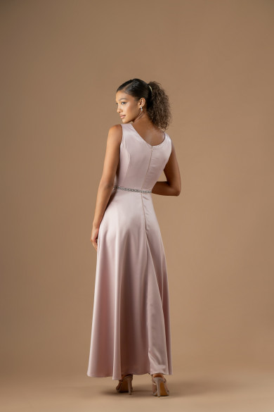 Σατέν nude ροζ φόρεμα με κλος φούστα και διακριτική λεπτομέρεια