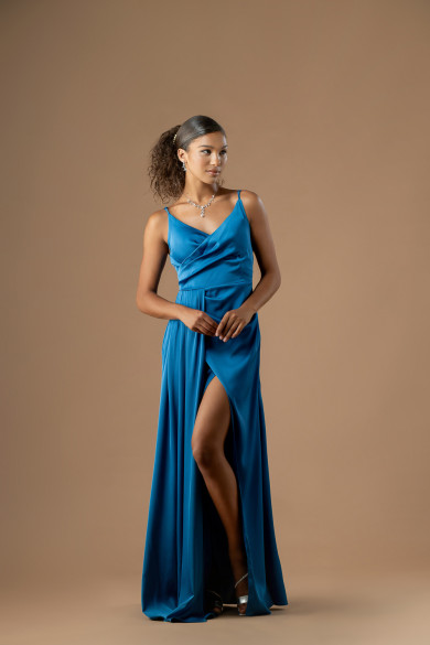 Σατέν πετρόλ φόρεμα με ντραπέ μπούστο και σκίσιμο