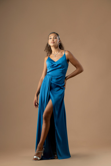 Σατέν πετρόλ φόρεμα με ντραπέ μπούστο και σκίσιμο