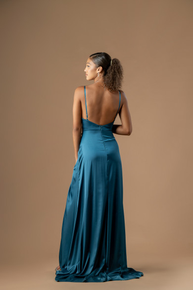 Πετρόλ σατέν φόρεμα με ανοιχτή εντυπωσιακή πλάτη και σκίσιμο
