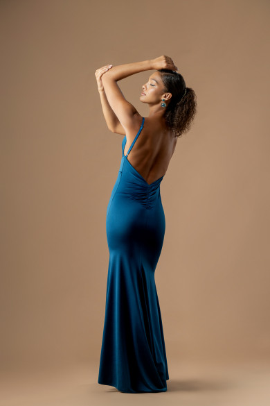Μακρύ εφαρμοστό γοργονέ φόρεμα από ελαστικό σατέν σε τιρκουάζ απόχρωση