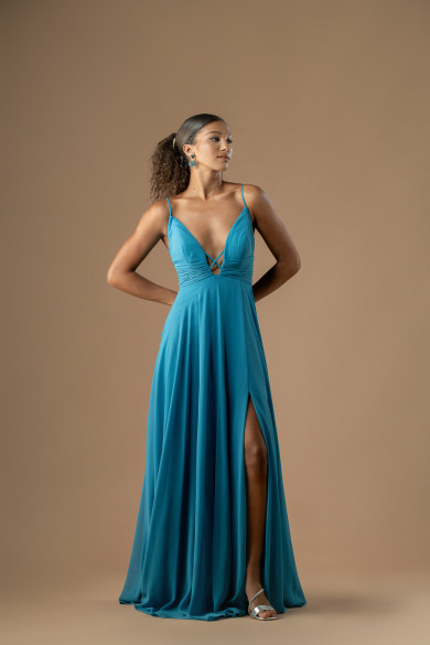 Μακρύ φόρεμα μουσελίνα σε τιρκουάζ με κομψές τιράντες και άνοιγμα στο μπούστο