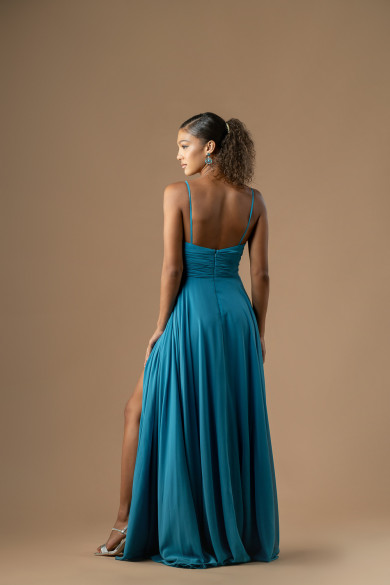 Μακρύ φόρεμα μουσελίνα σε τιρκουάζ με κομψές τιράντες και άνοιγμα στο μπούστο