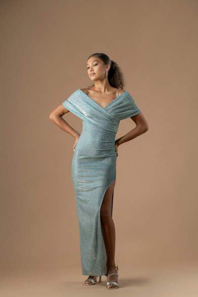 Μακρύ ασημί φόρεμα με ασύμμετρο μπούστο και διακριτική λάμψη