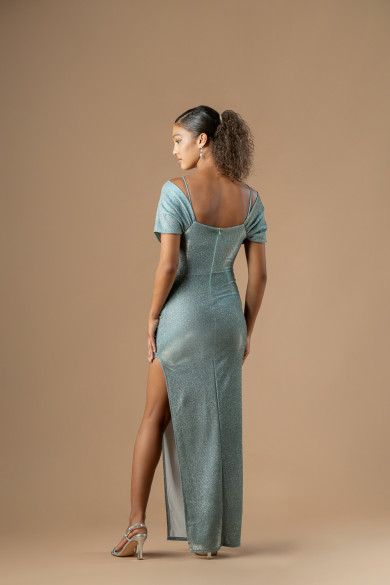 Μακρύ ασημί φόρεμα με ασύμμετρο μπούστο και διακριτική λάμψη Μακρύ ασημί φόρεμα με ασύμμετρο μπούστο και διακριτική λάμψη