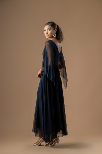 Μακρύ μπλε σκούρο φόρεμα με ντεκολτέ, τούλινο και καμπάνα μανίκι